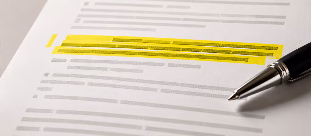 Documento oficial impresso com trecho de lei em destaque sobre mesa representando a legislação da desoneração da folha