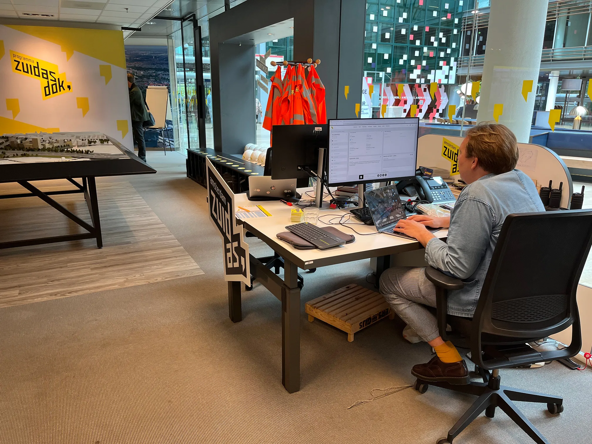 Een man die aan het werk is op zijn laptop