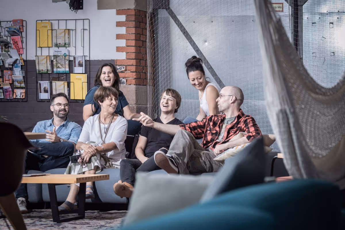 Teamfoto silberzebra gmbh auf Sofa in der Lokhalle Freiburg
