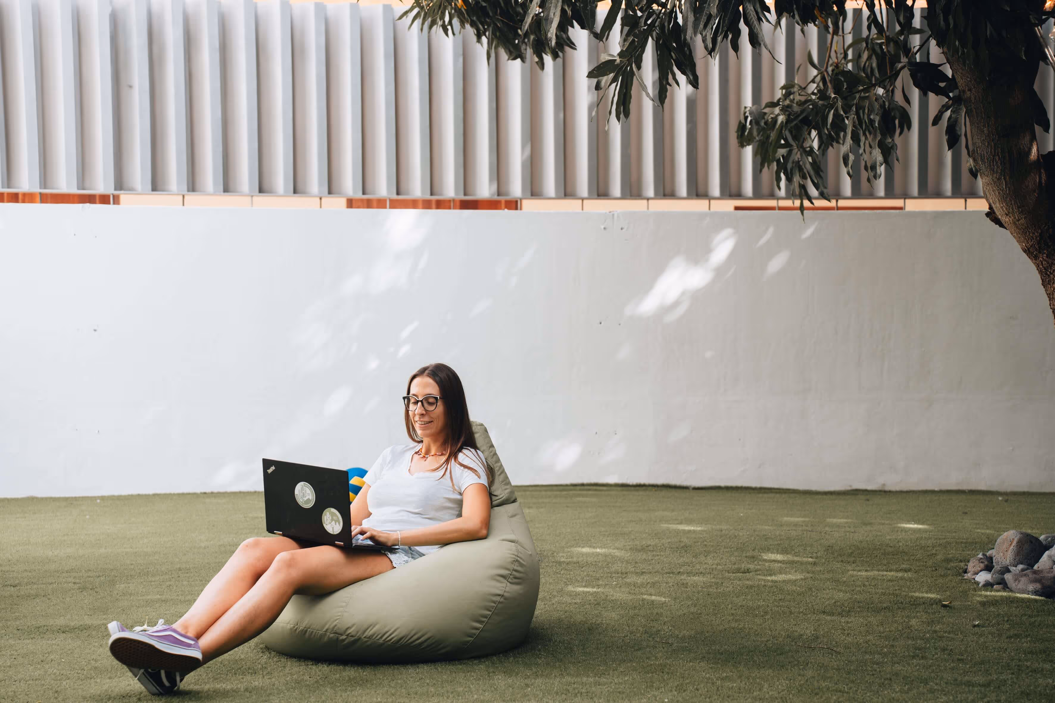 digital nomad reading