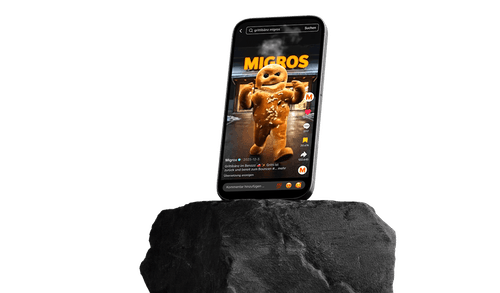 Ein Smartphone-Mockup zeigt ein TikTok, in welchem ein Mann spricht