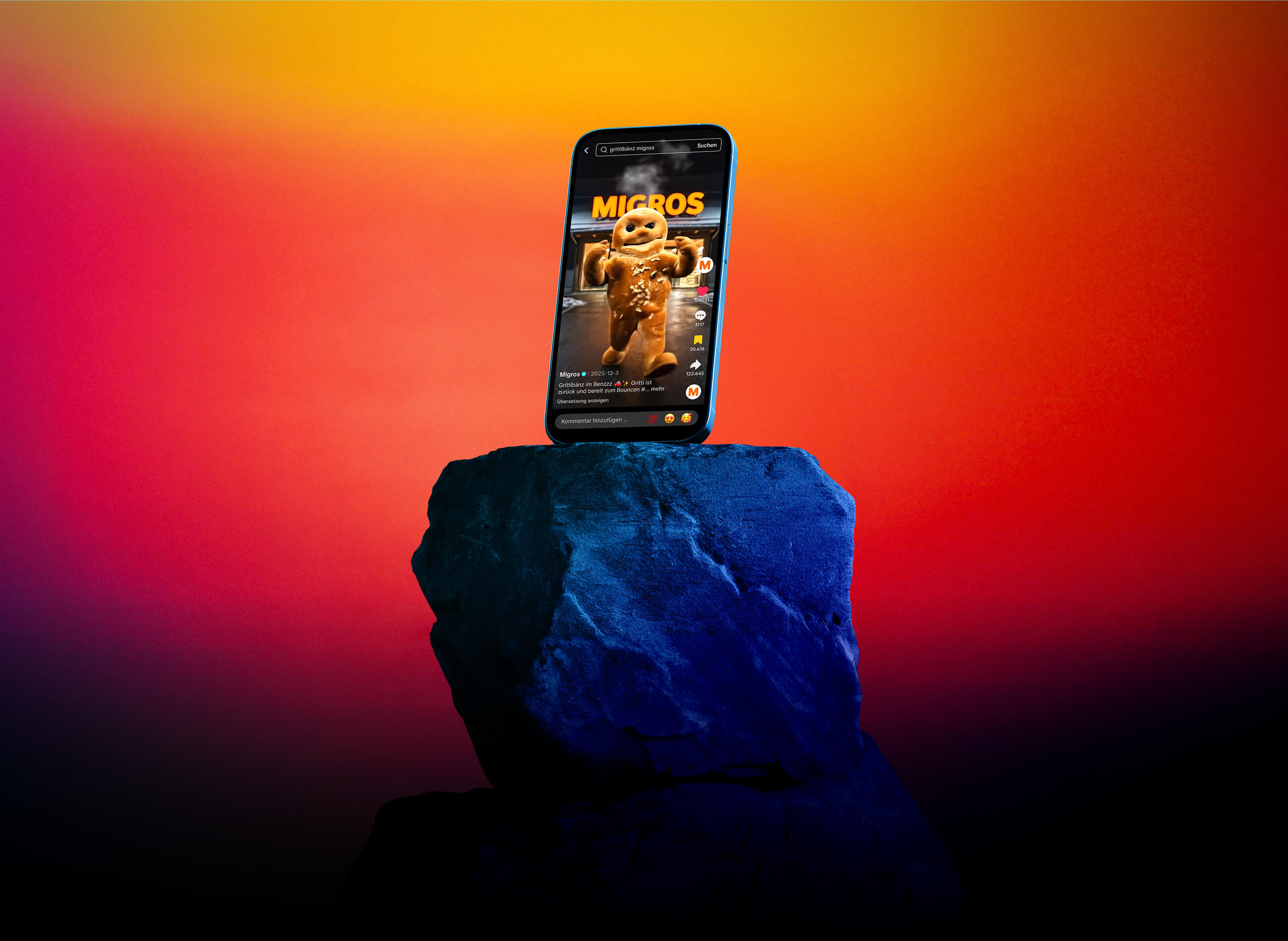 Ein Smartphone-Mockup zeigt ein TikTok, in welchem ein Mann spricht