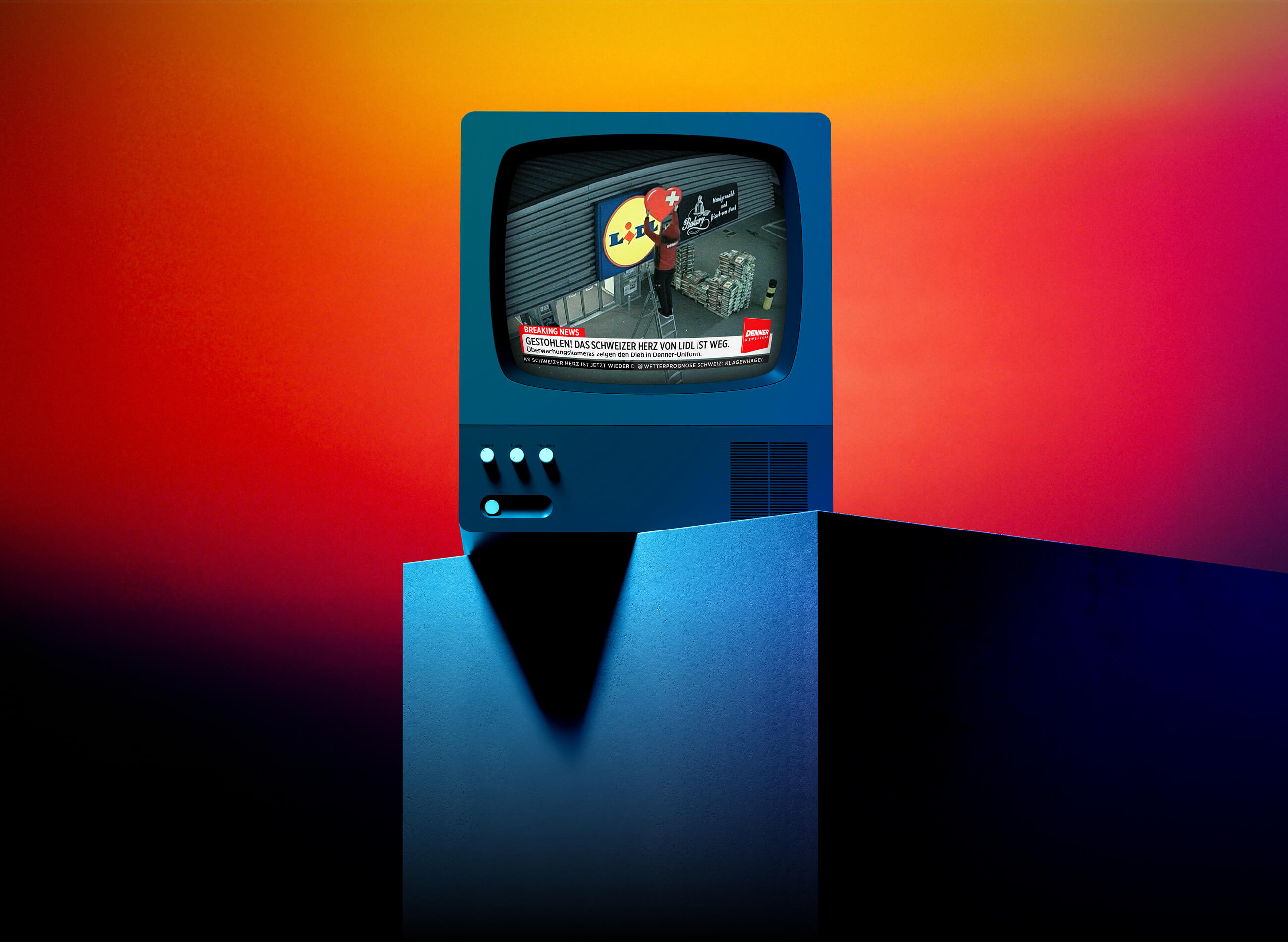 Ein Fernseher zeigt einen Mann