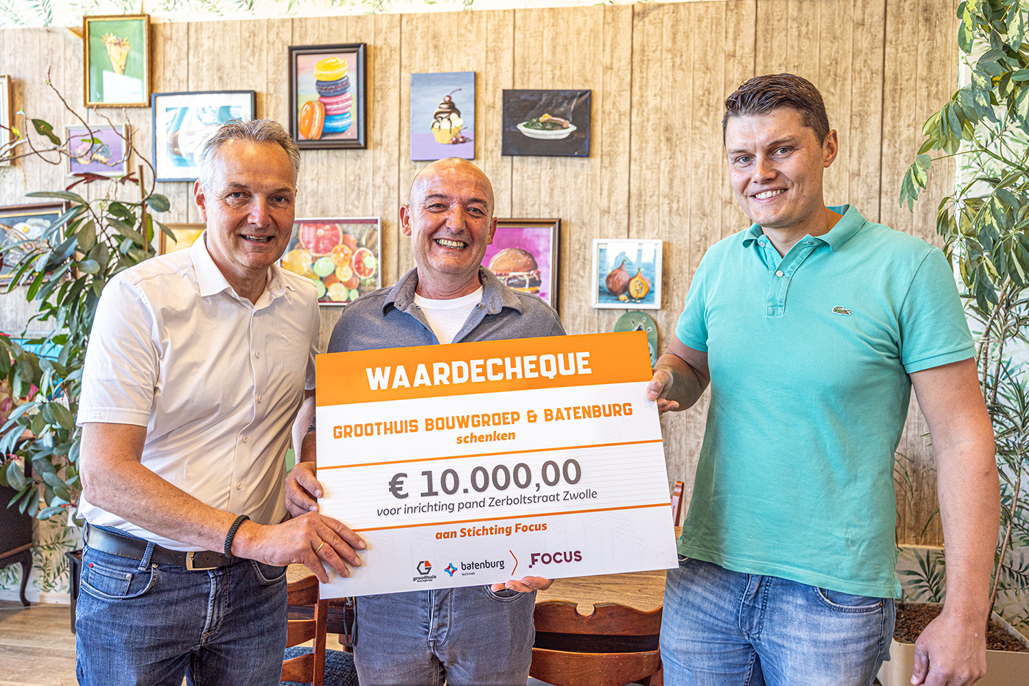 Stichting Focus ontvangt cheque van €10.000 voor een nieuwe keuken.