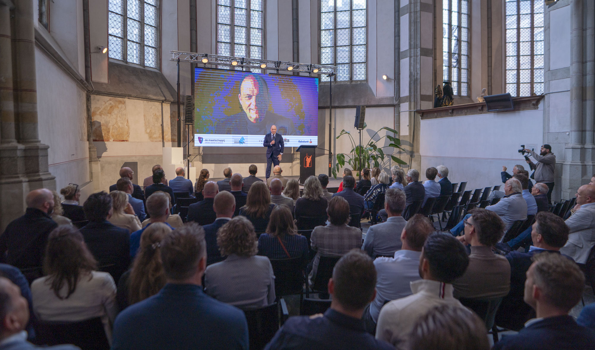 Regio Zwolle ondersteunt roep om samenwerking van kabinet met de regio om landelijke problemen op te lossen. 