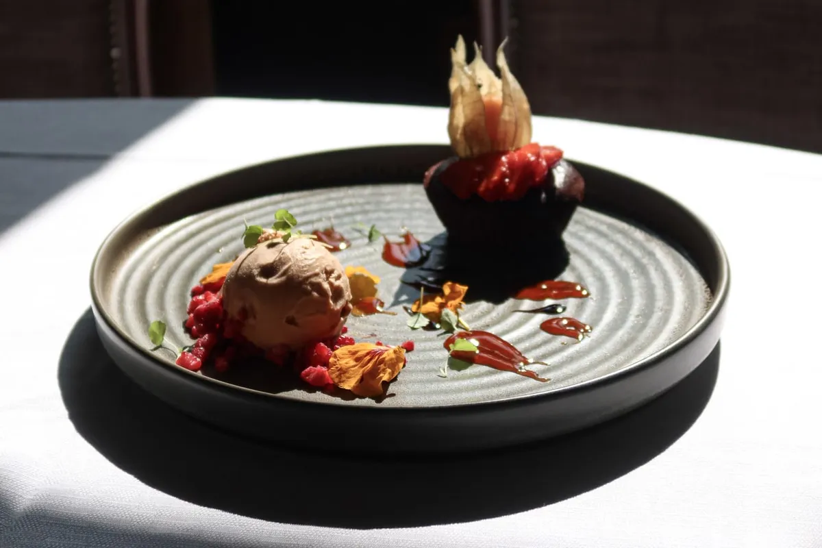 Grå tallrik med dessert på glass 