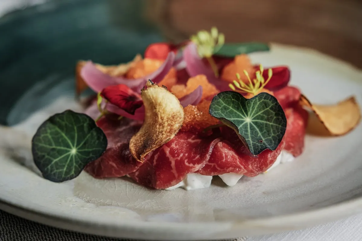 Vackert upplagd mat på tallrik.