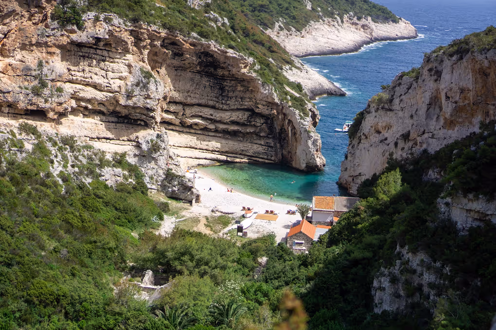 ‍🏝️ SEKRETNA PLAŻA STINIVA NA WYSPIE VIS – RAJSKI PRZYTUŁEK ZNANY Z POCZTÓWEK 🏝️