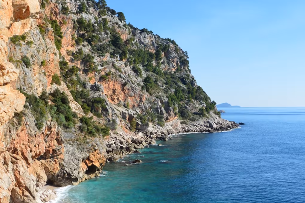 🏝️ PLAŻA PASJAČA KOŁO DUBROWNIKA – PIĘKNO UKRYTE POD KLIFEM ⛰️
