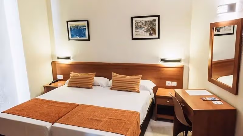 Benidorm: Budżetowa Ucieczka od Chłodu! 🇪🇸