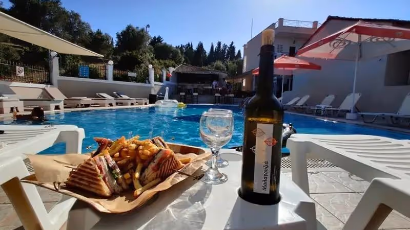 Kavos – Greckie Słońce w Maju 🇬🇷