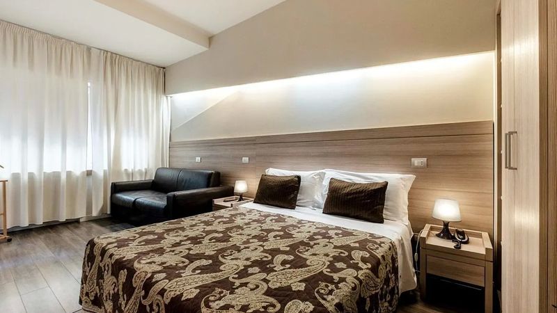 Rimini Jesienią: Villa Lalla – Śniadania w Cenie 🏖️