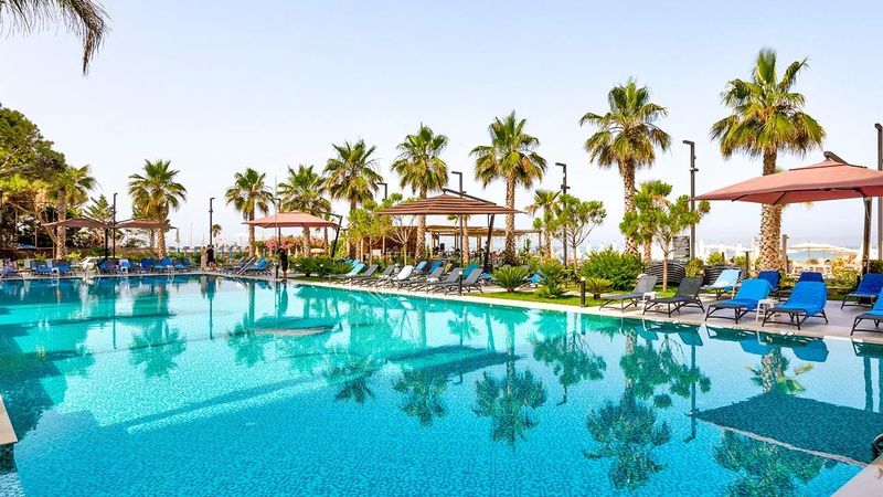 Luksusowy Wypoczynek w Golem: 7 Dni z Śniadaniami 🇦🇱