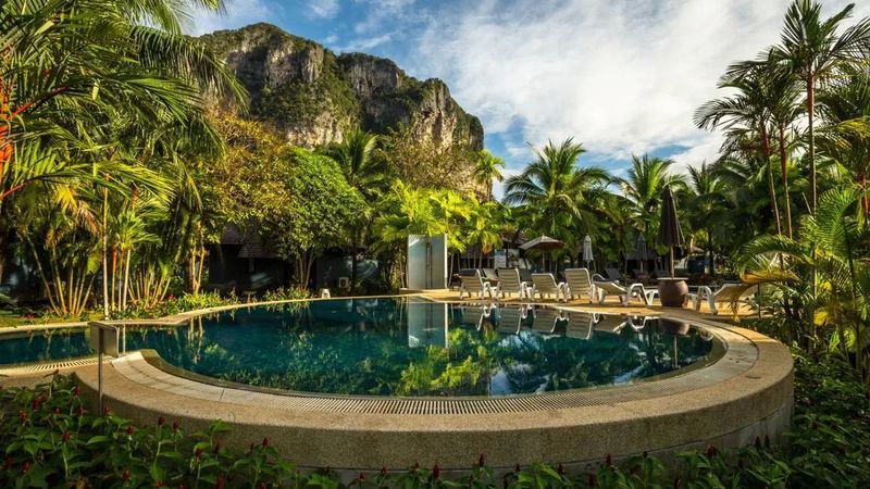 Luksusowy Tydzień w Krabi: 7 Dni z Śniadaniami w Peace Laguna Resort 🇹🇭