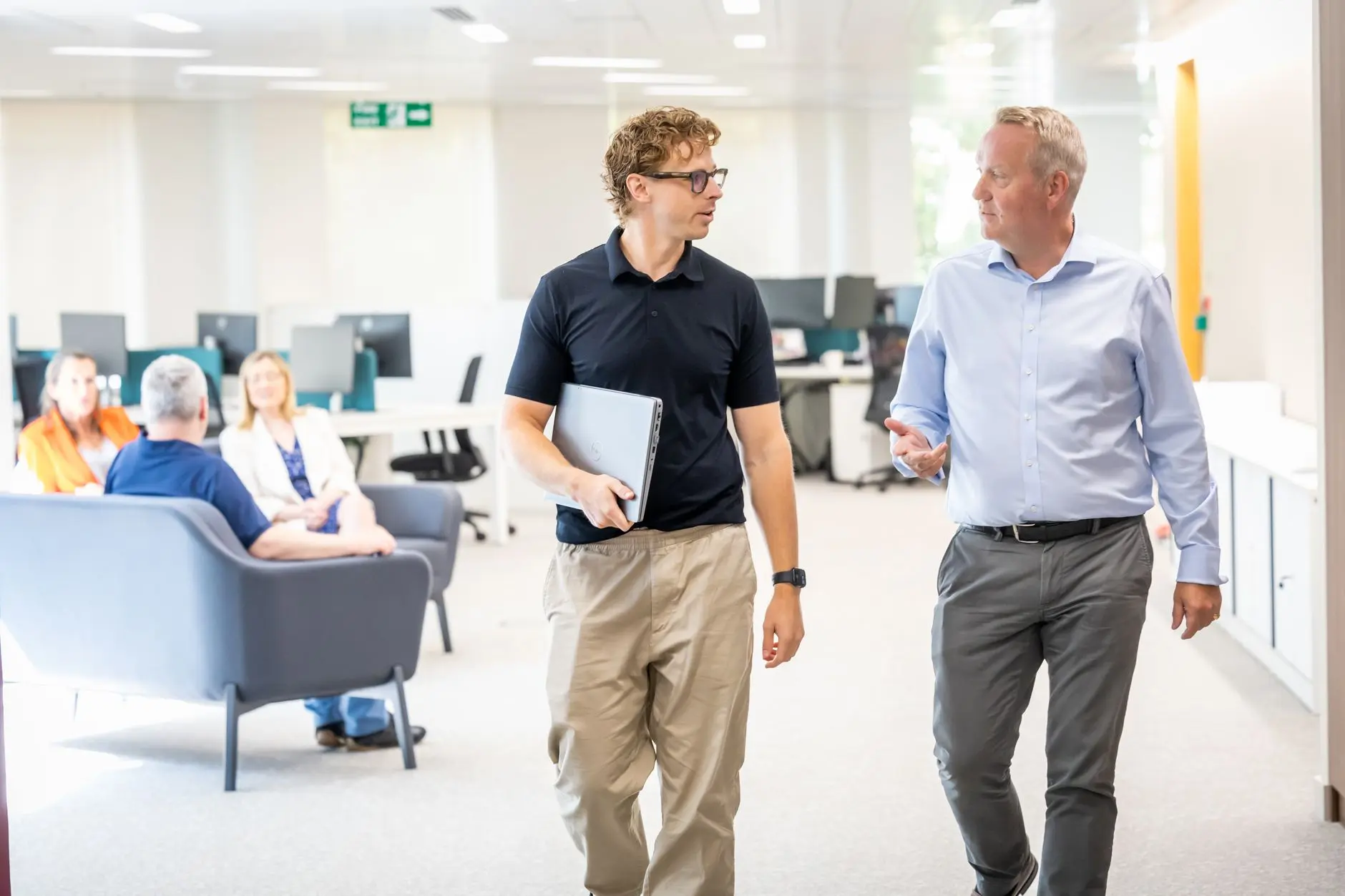 Moderna kancelarija sa AI tehnologijom u zdravstvu — what challenges do UK companies face when hiring regulated AI tech talent in healthcare?