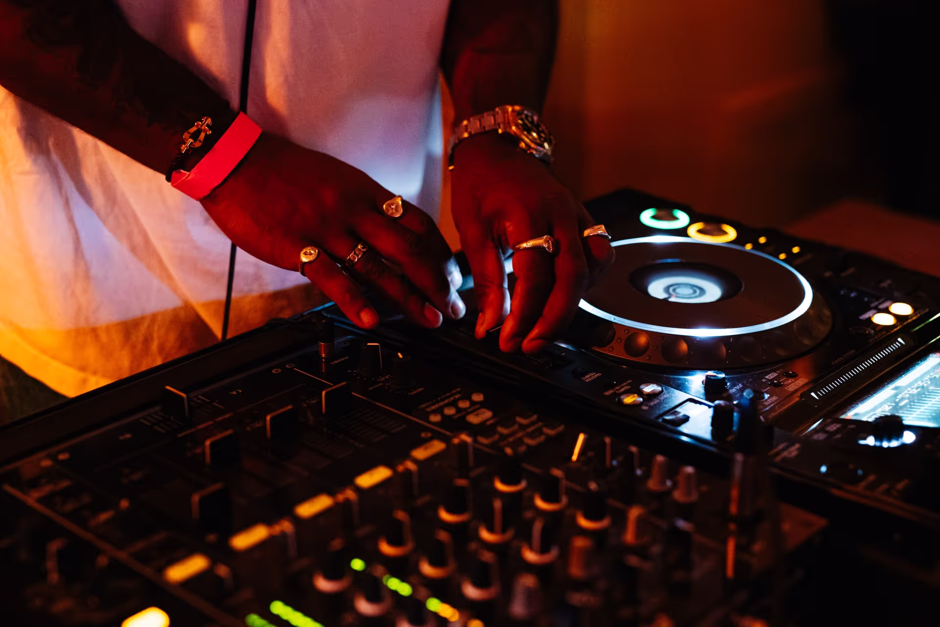 DJ draait muziek op een feestavond in een bruisende bar in Amsterdam.
