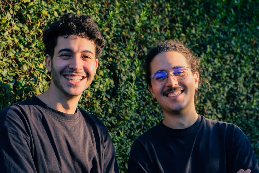 Bierbank-Flitzer Jonas und Valentin vor einer grünen Hecke.