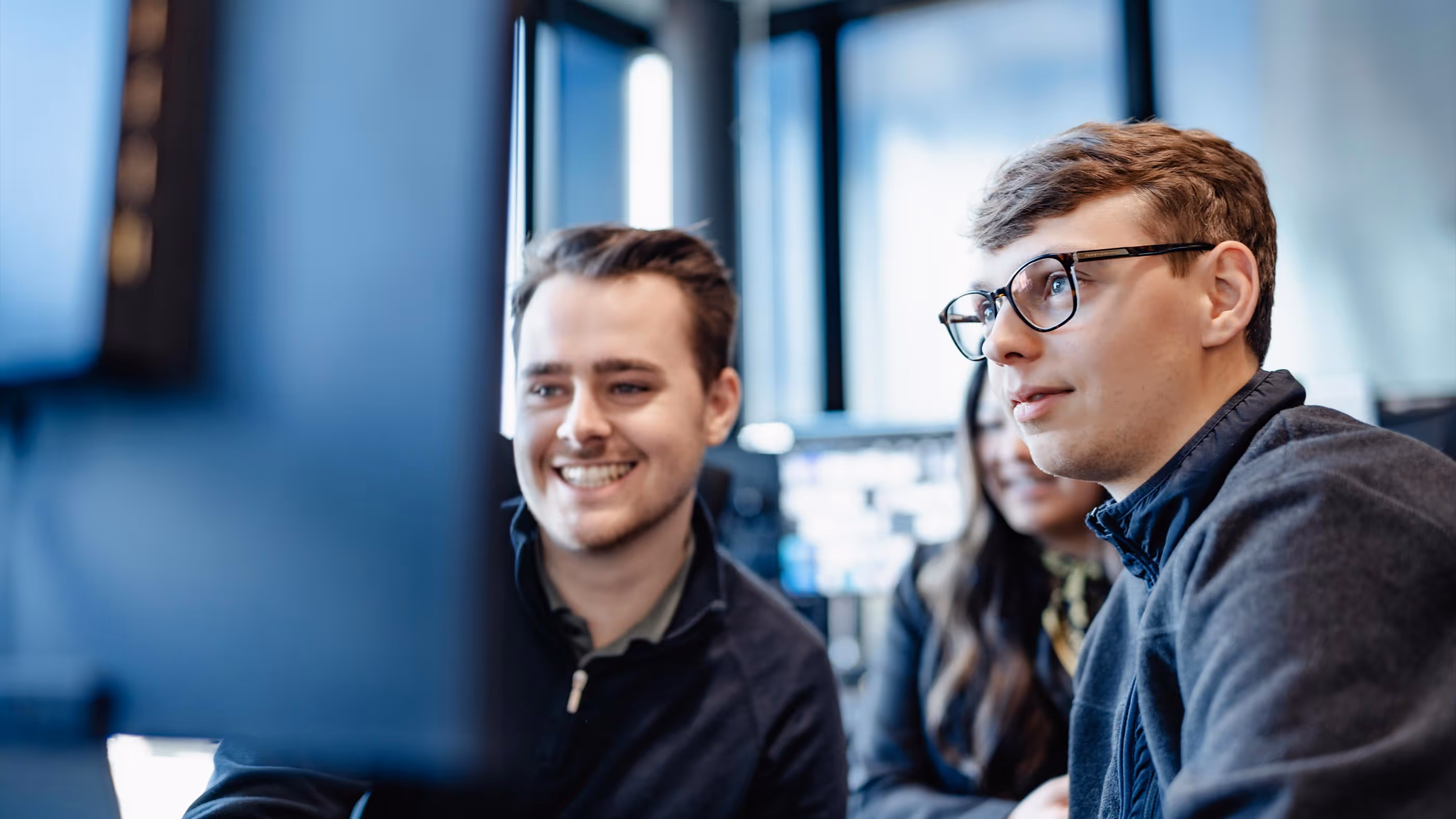 To utviklere ser på en dataskjerm sammen