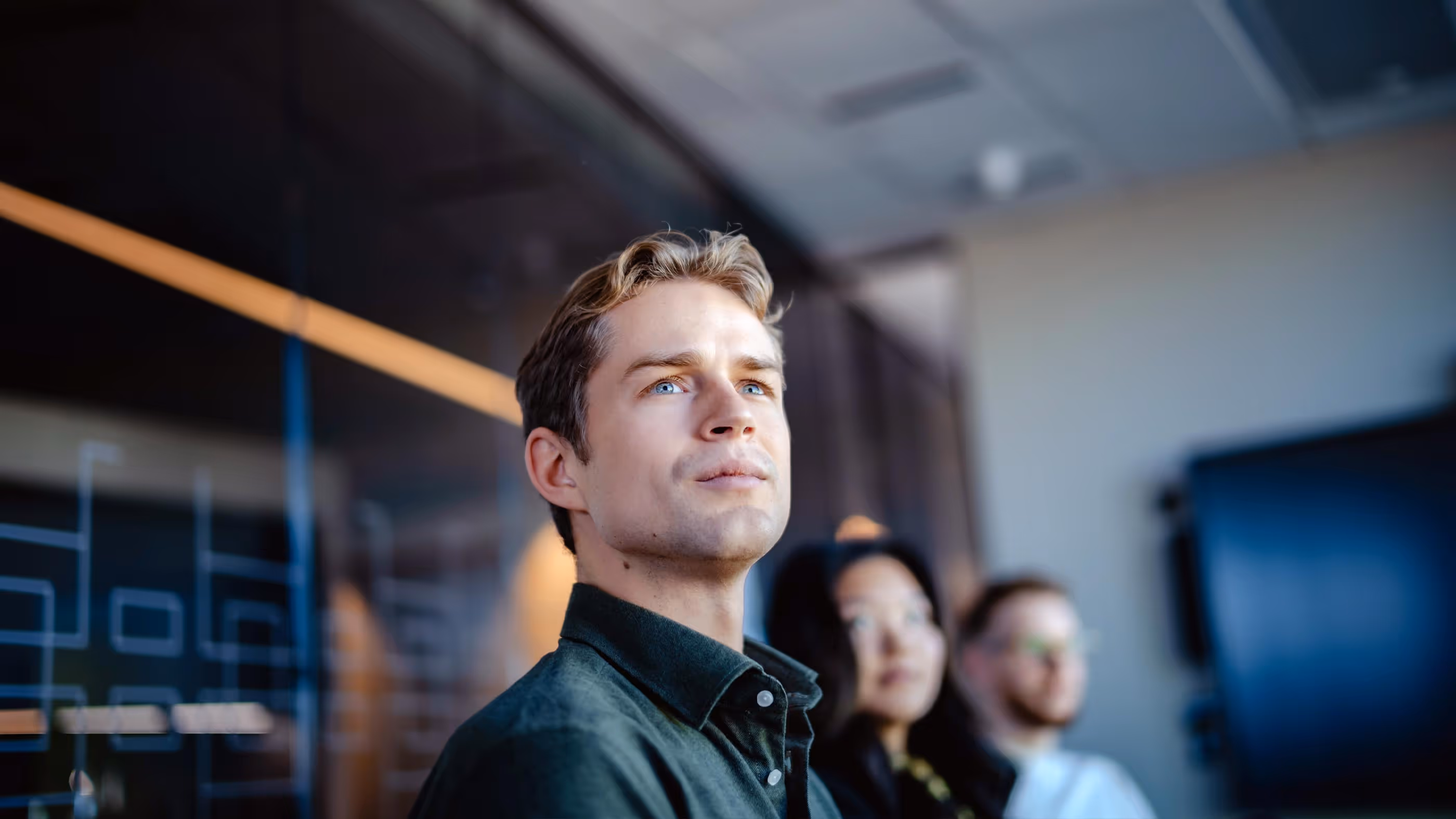 Mann ser drømmende ut i luften