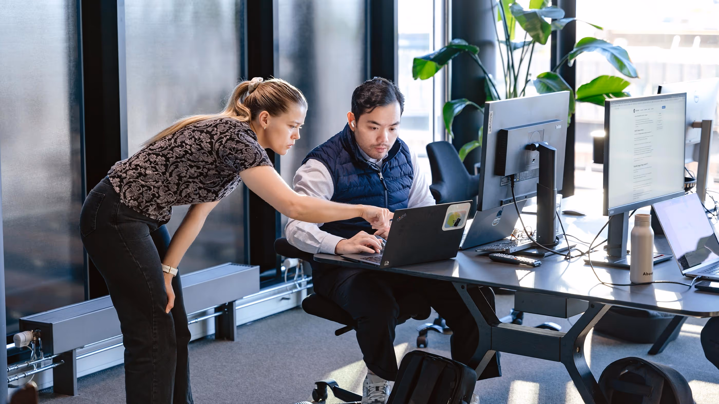 To kolleger ser på en laptop sammen