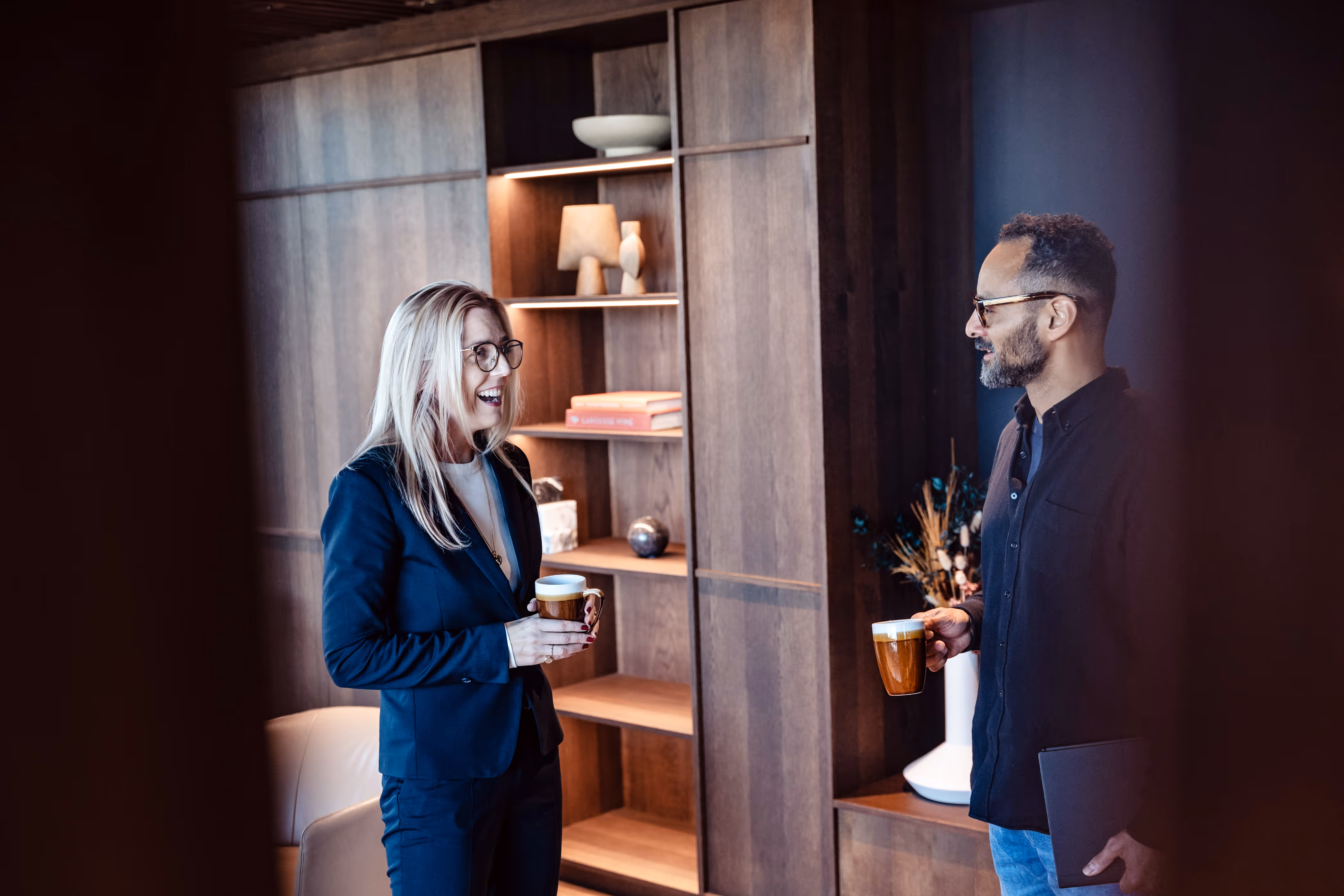 En stabel sorte Aboveit-notatbøker med en penn på toppen