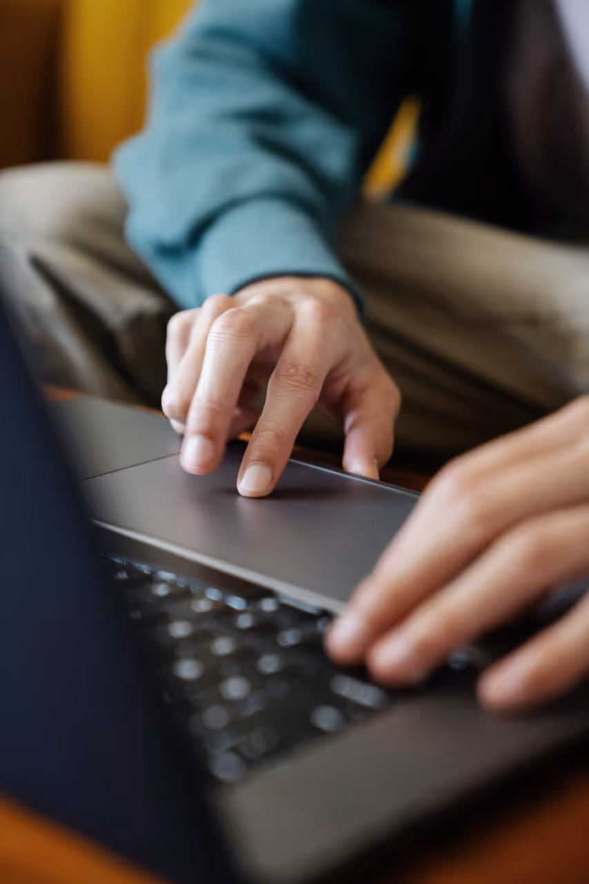 En stabel sorte Aboveit-notatbøker med en penn på toppen