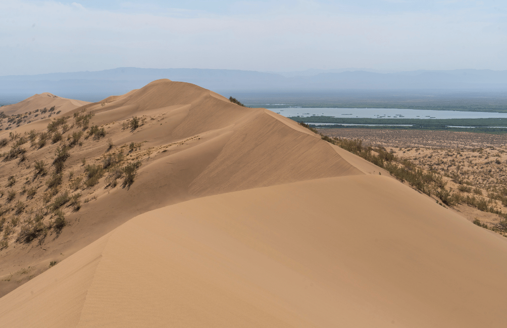 Dune chantante isolée dans la steppe du parc national d'Altyn-Emel, Kazakhstan