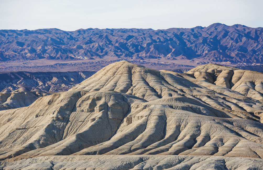 Formations rocheuses colorées des montagnes Aktau, paysage lunaire au Kazakhstan