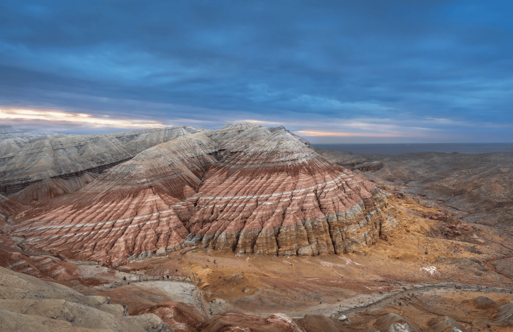 Formations rocheuses colorées des montagnes Katutau, paysage lunaire au Kazakhstan