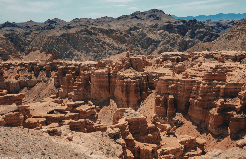 Falaises rouge orangé de la vallée des châteaux, canyon de Charyn, Kazakhstan