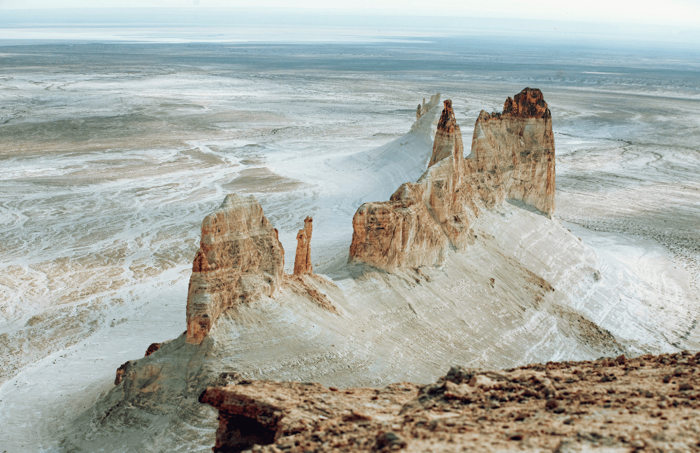 Falaises blanches de Bozjyra dans le désert du Mangystau, paysage insolite du Kazakhstan