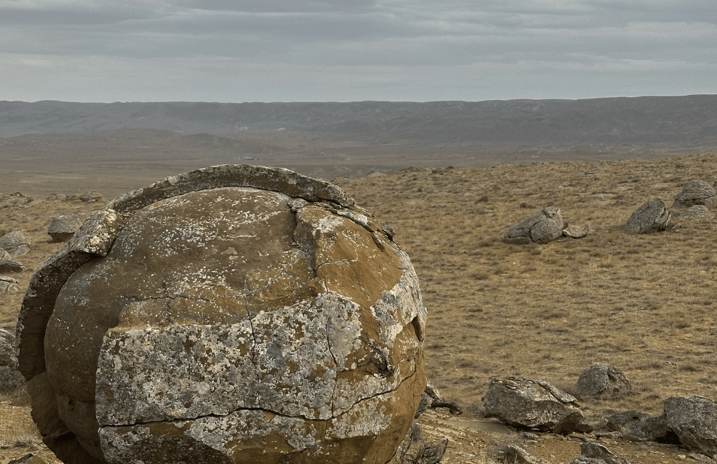 Boules de pierre sphériques éparpillées dans la vallée de Torysh, Mangystau