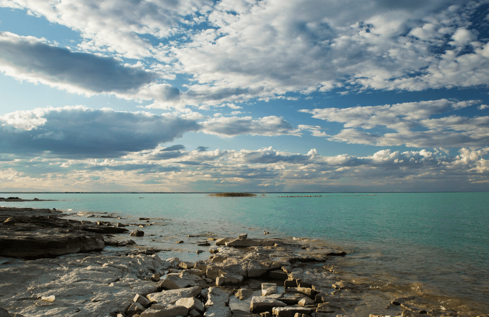 Lac Balkhash au coucher du soleil, plage de sable et roseaux, Kazakhstan