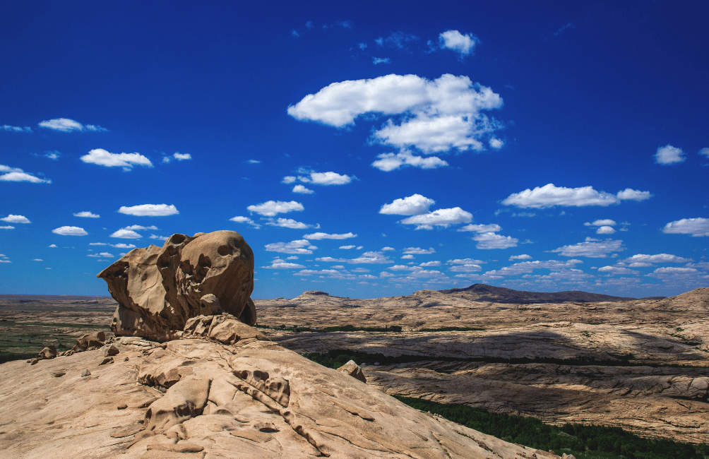 Rochers de granit rose du massif de Bektau-Ata dans la steppe kazakhe
