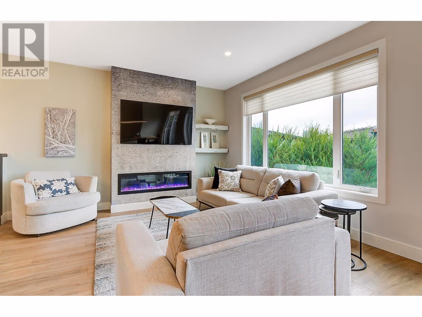 1851 Viewpoint Crescent