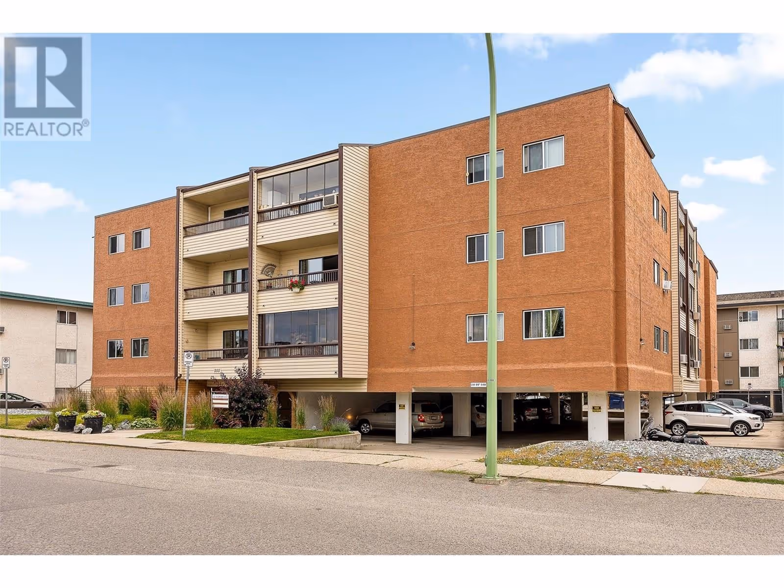 555 Rowcliffe Avenue Unit# 204