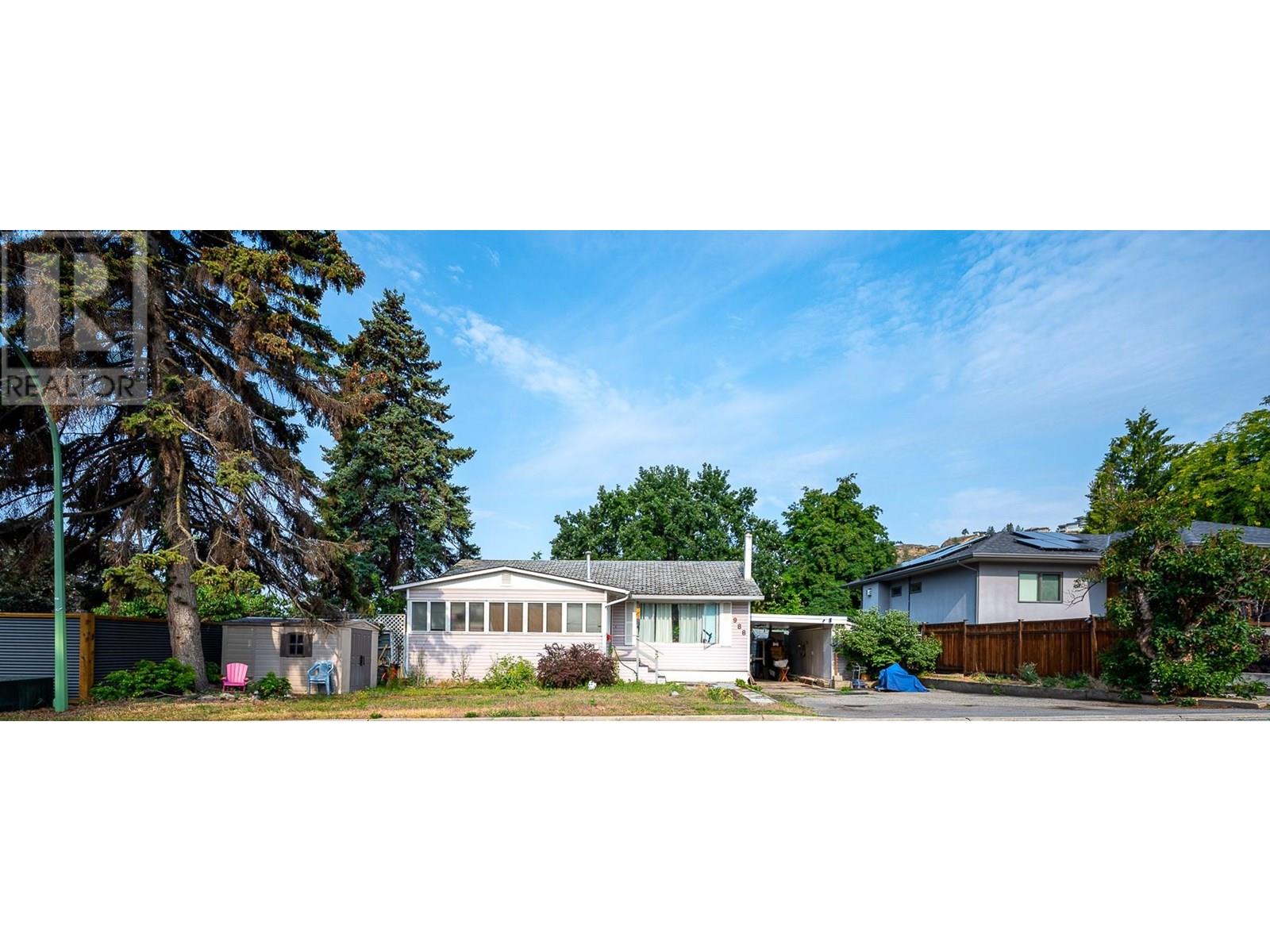 988 Glengarry Street
