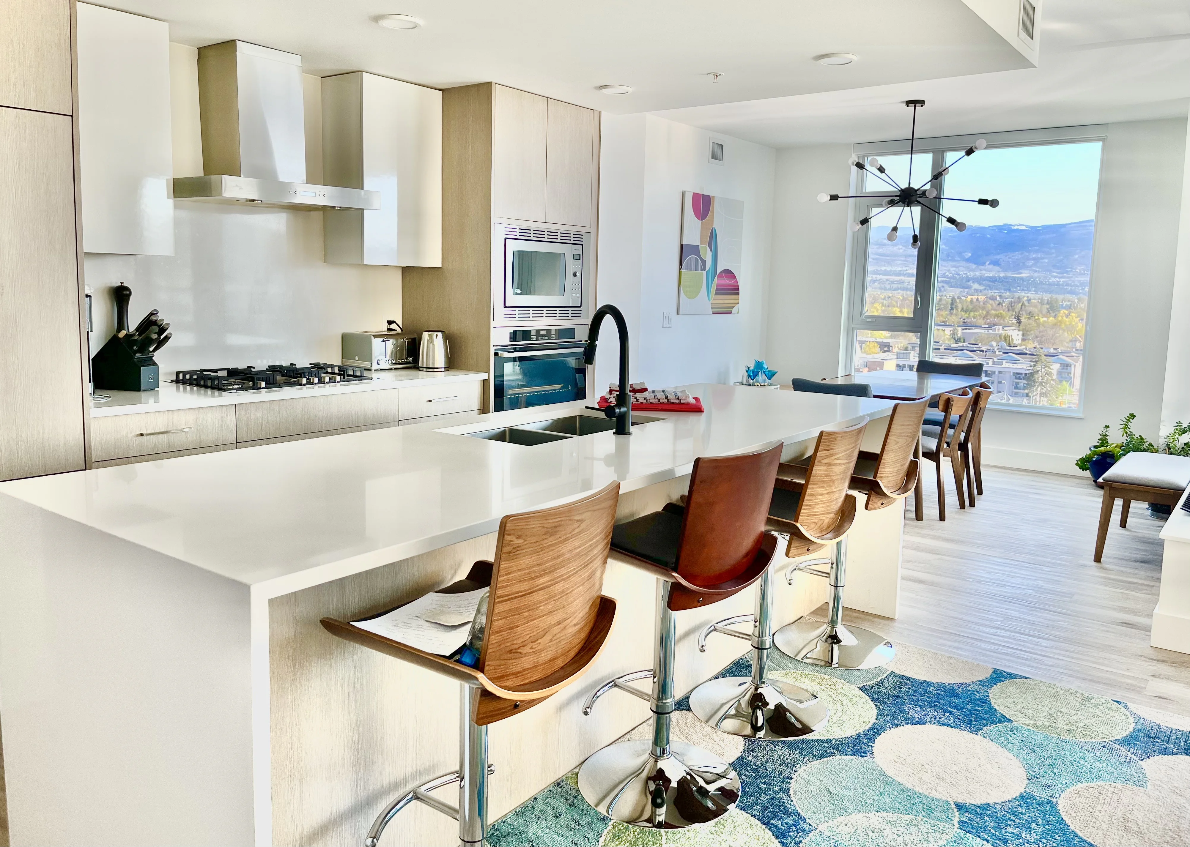 Ella - Downtown 2 Bed, Den, 2.5 Bath