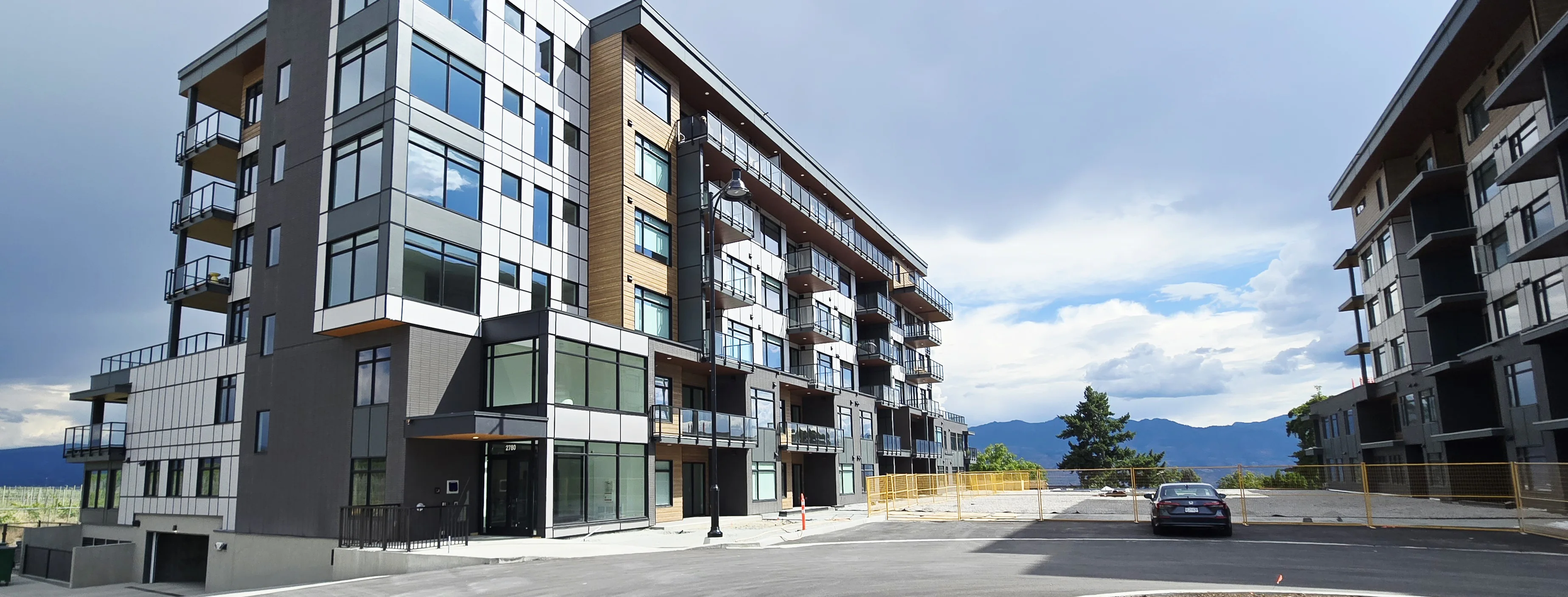 Luxury - Penthouse - 2 Bed, Den, 2.5 Bath - Lakeview - Huge Balcony
