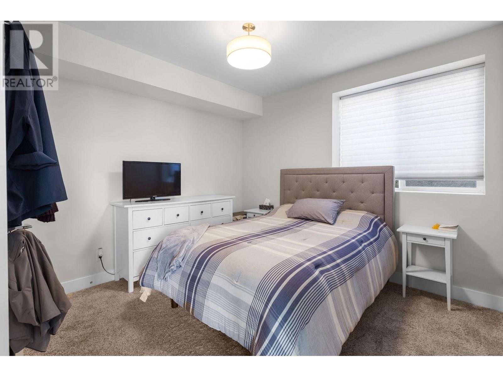 1341 Sladen Crescent