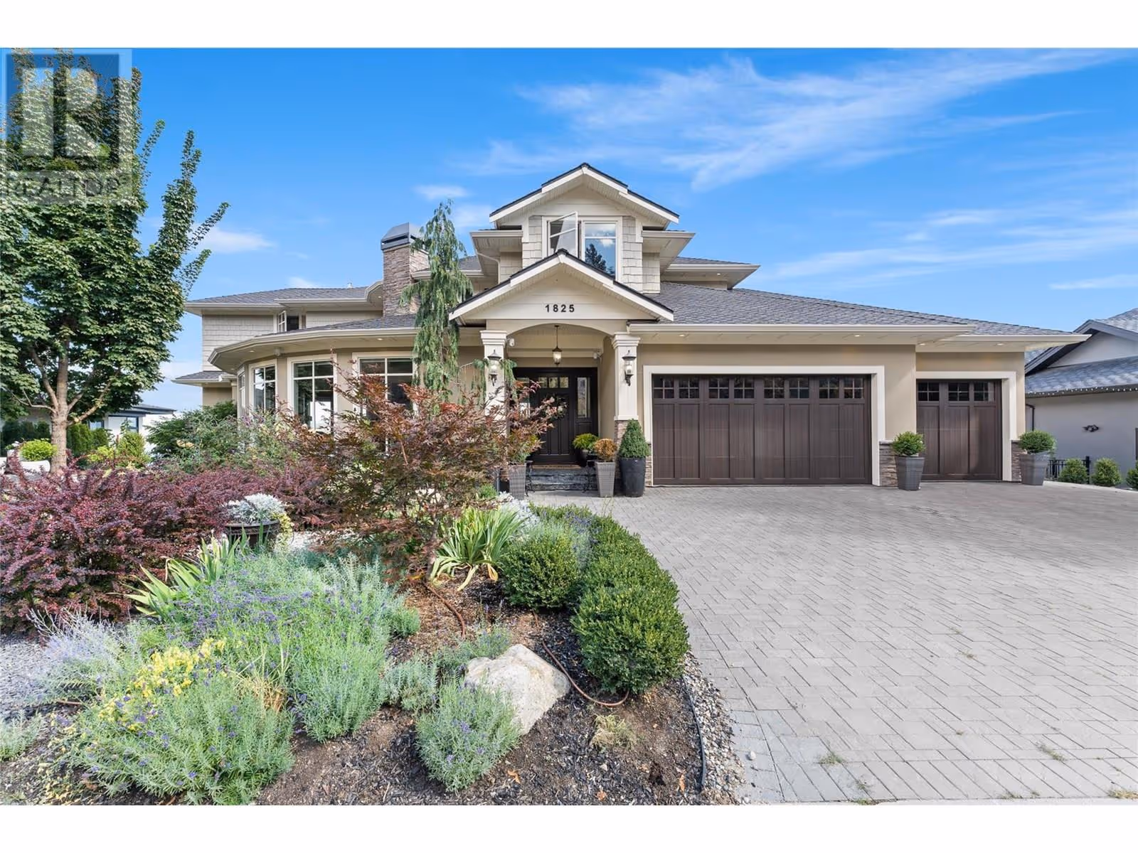 1825 Scott Crescent