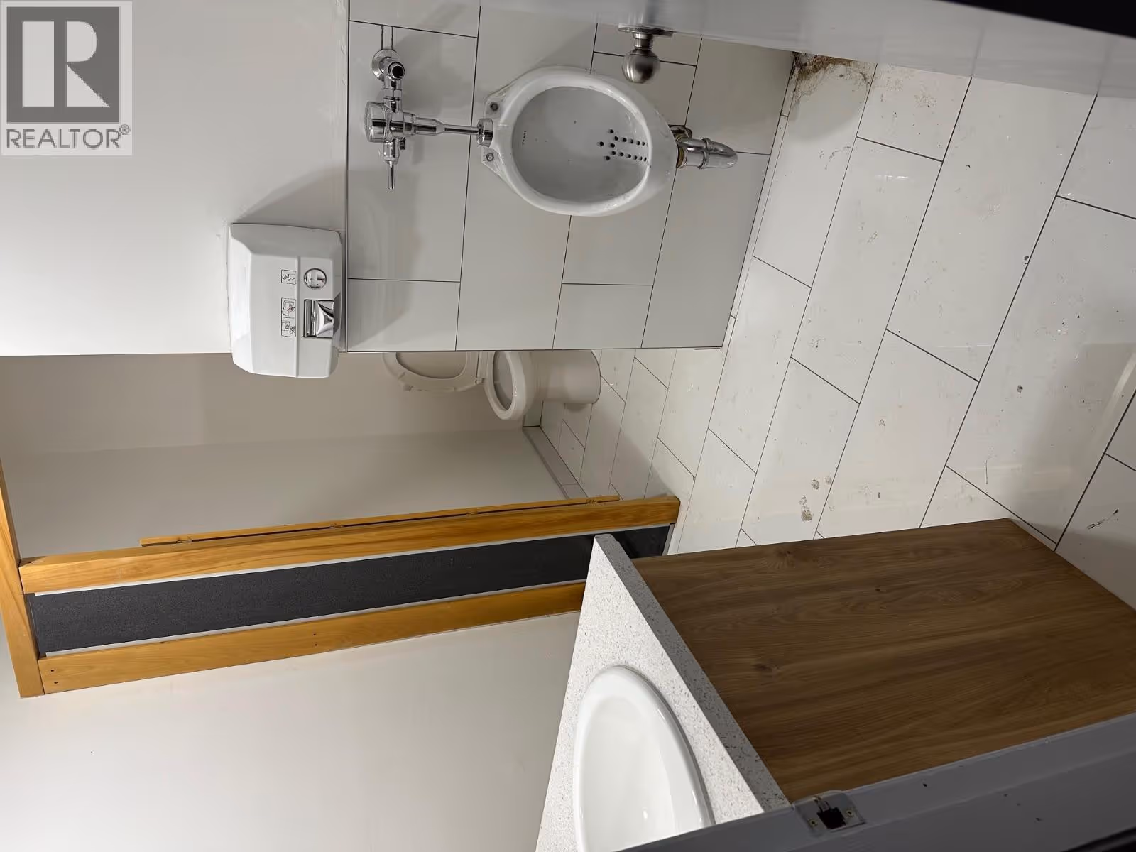 3307 32 Avenue Unit# 200