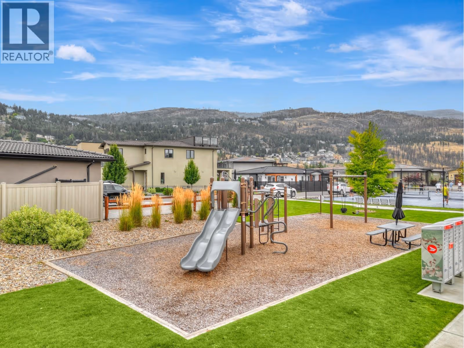 1865 Viewpoint Crescent