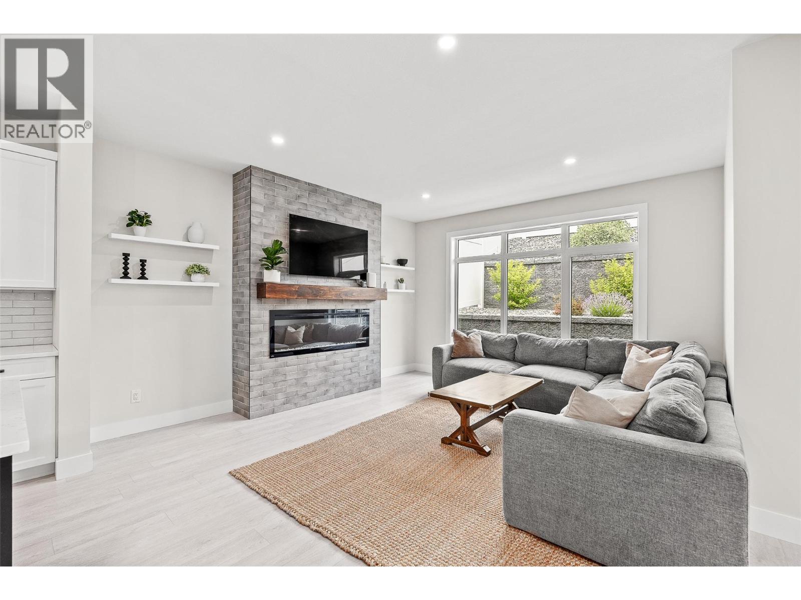 3329 Hawks Crescent