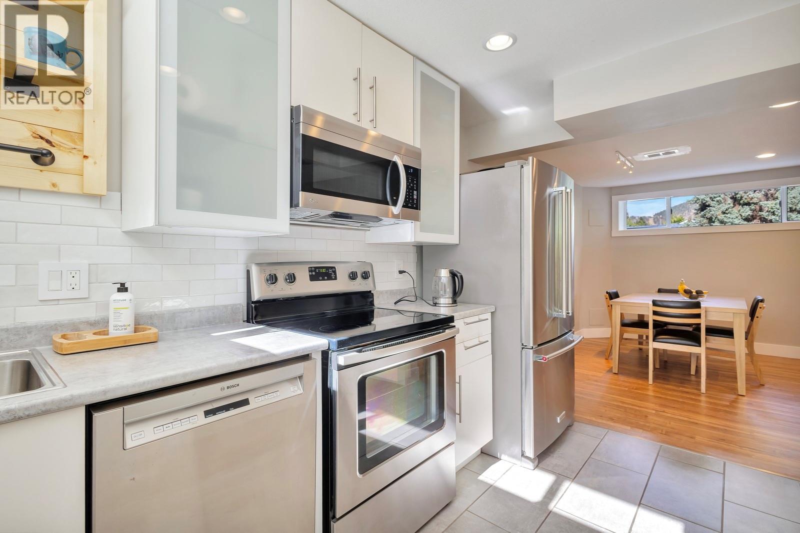 1552 Pinehurst Crescent