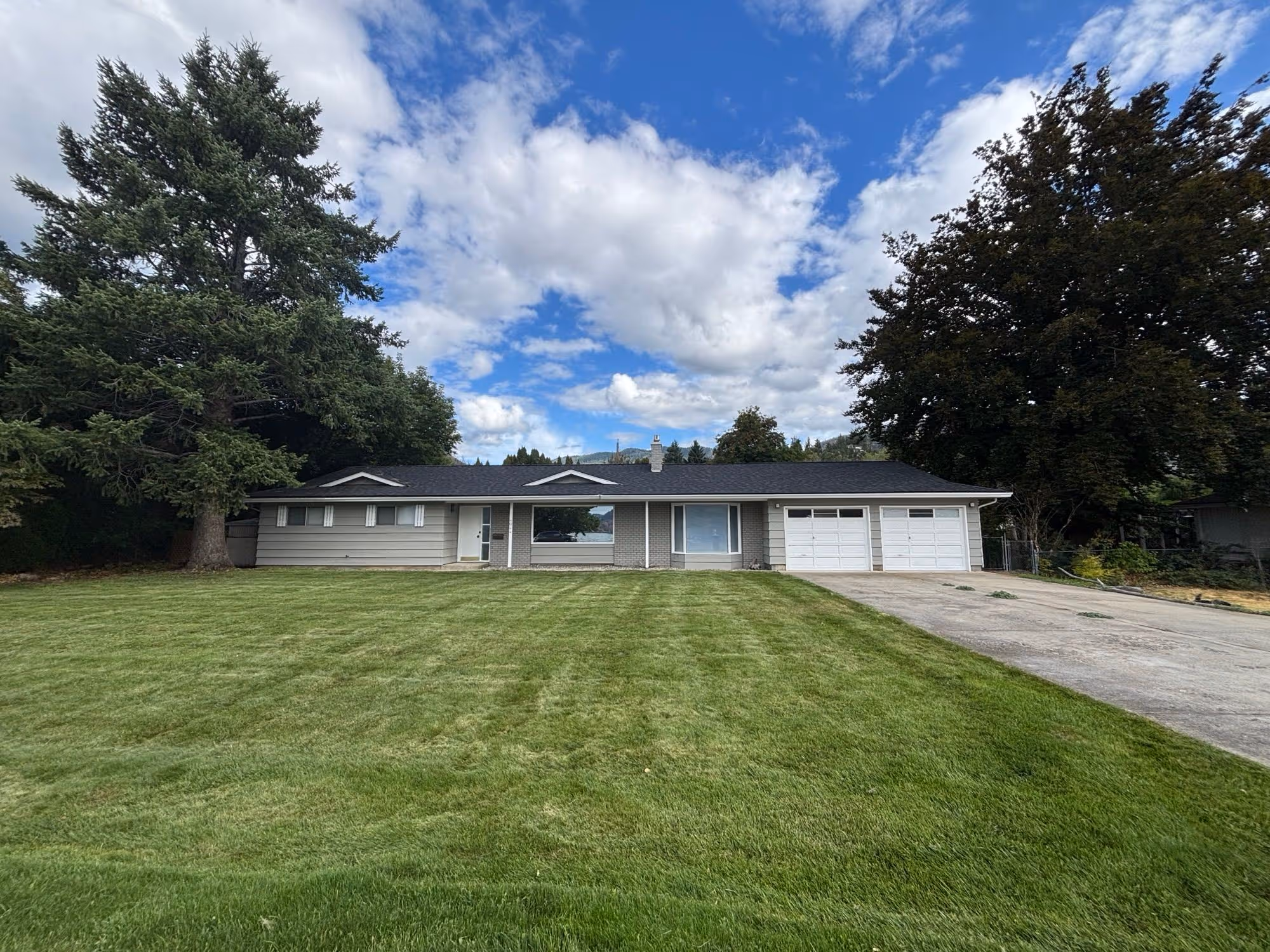 3 bed 3 bath house in Peachland 