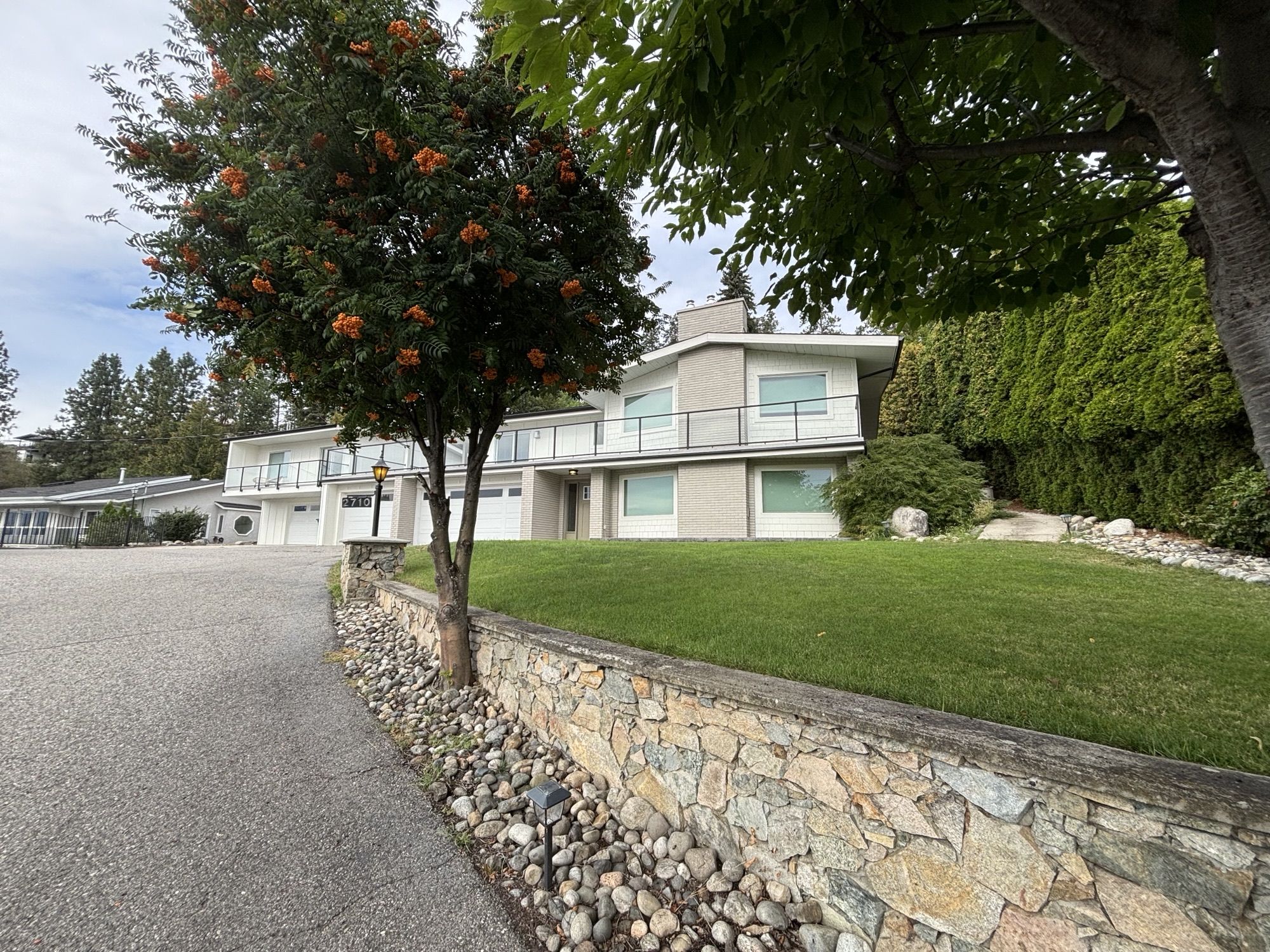 4 bed 3 bath house in West Kelowna