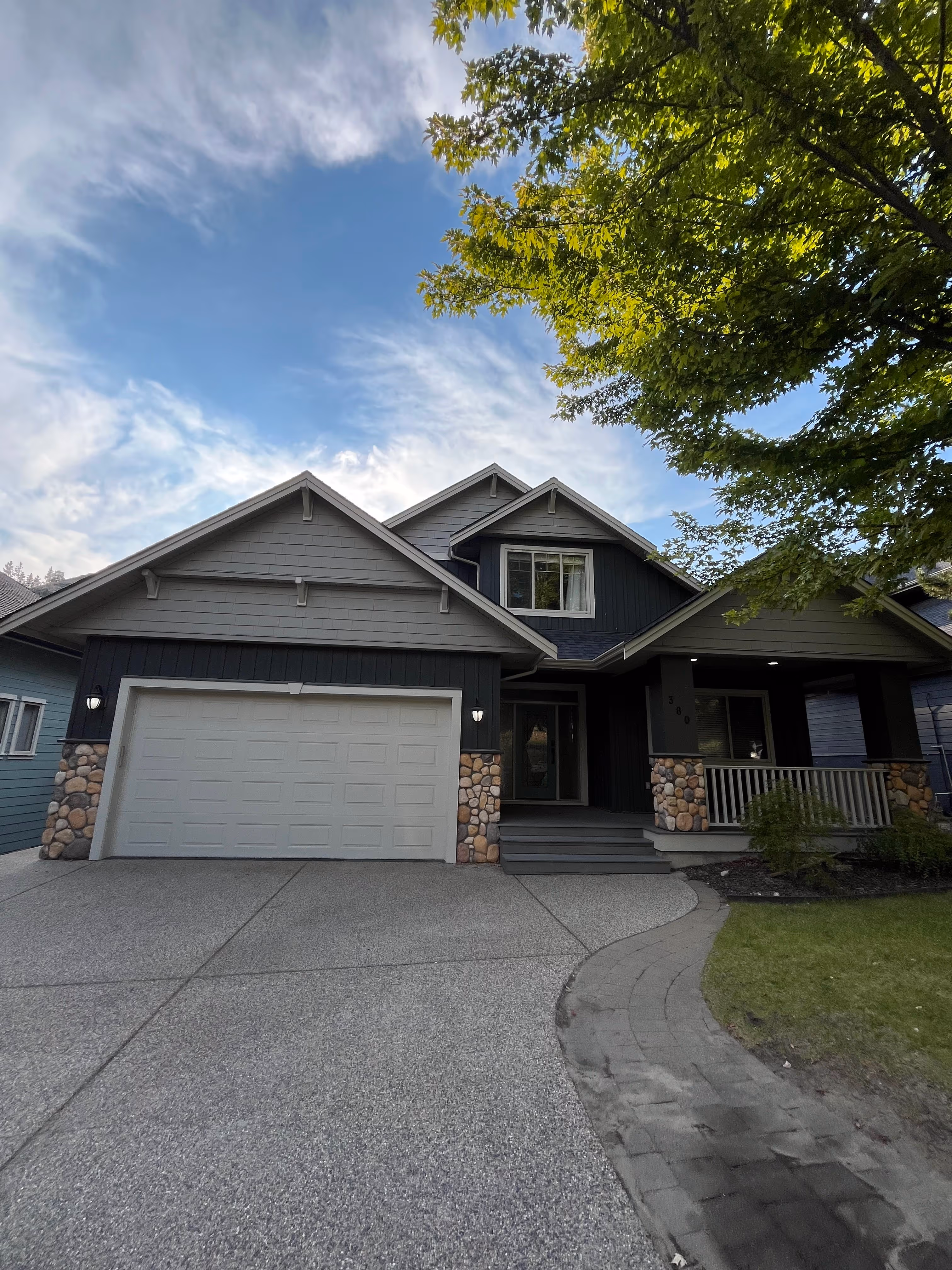 Modern Upper Level House located in Glenmore!
