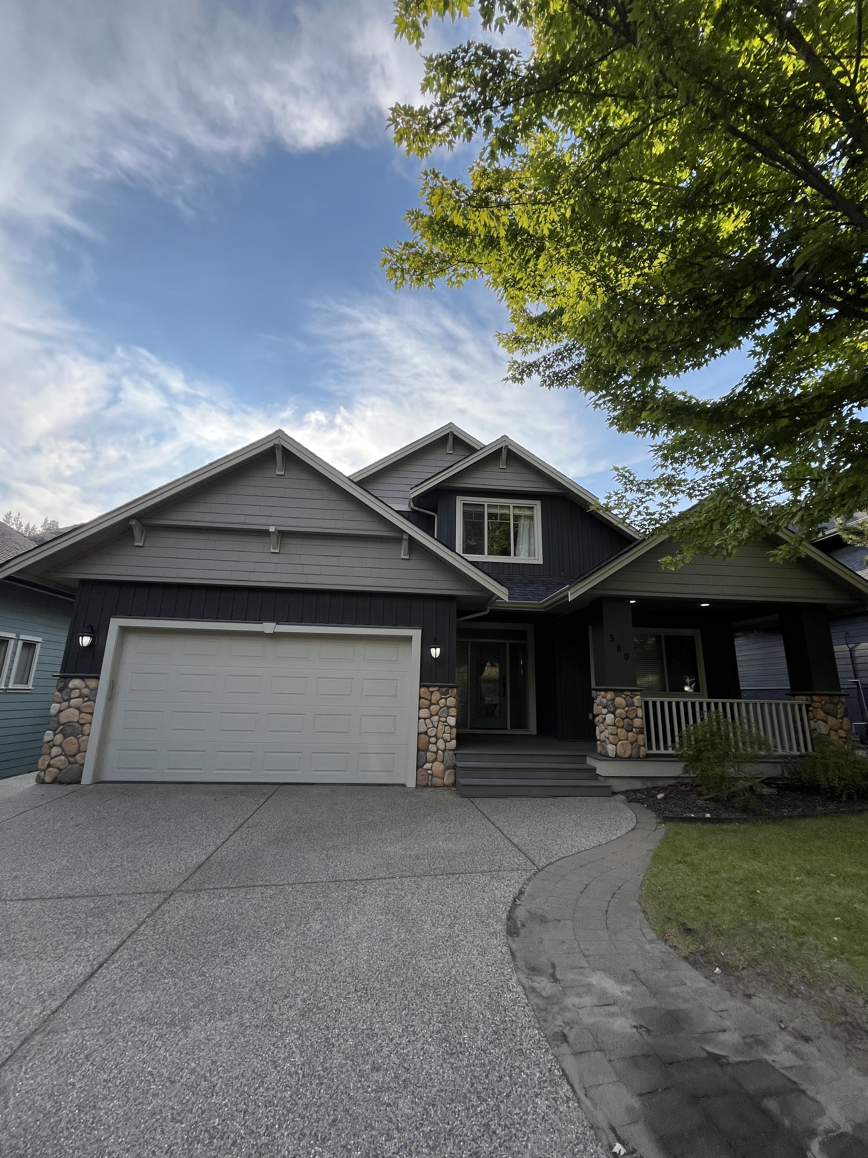 Modern Upper Level House located in Glenmore!