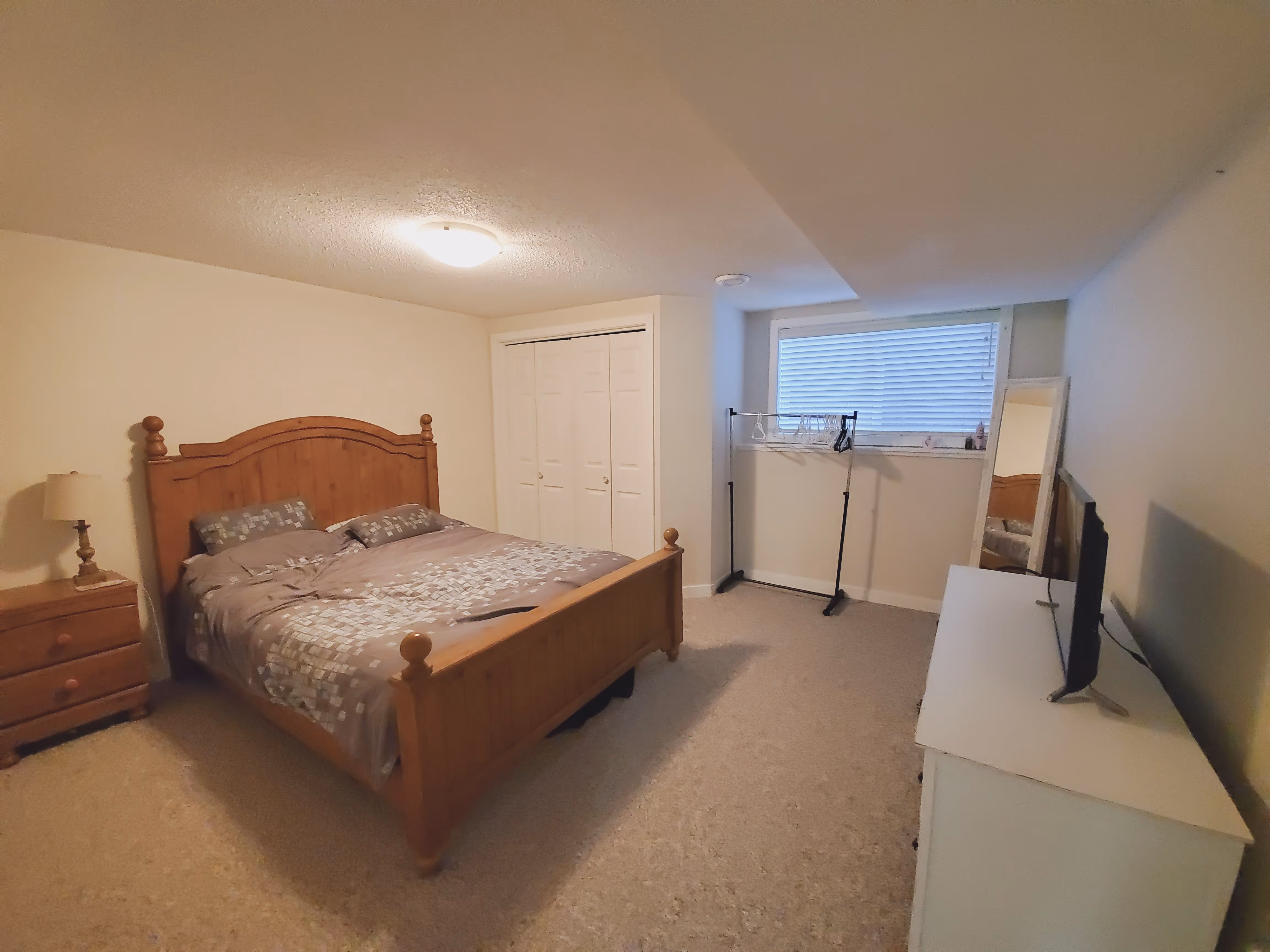 Upper Mission - Spacious 1 Bed, Den 1 Bath Basement Suite